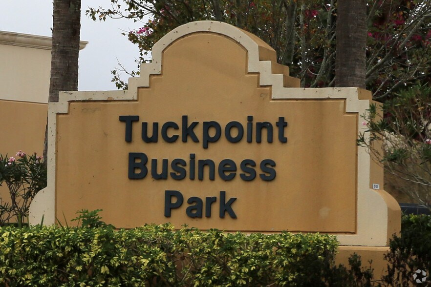 More Photos Of 660 NW Enterprise Dr, Port Saint Lucie Light Manufacturing For Lease