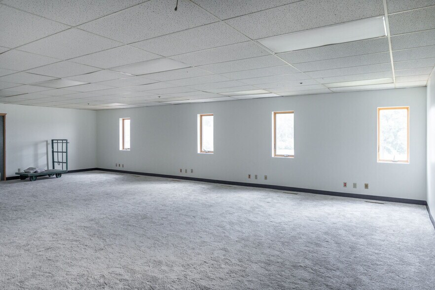 More Photos Of 321 NE Wilson St, Minneapolis Light Distribution For Lease