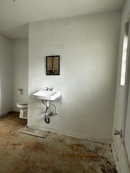 More Photos Of 620 Elk St, Alexander Warehouse For Sale