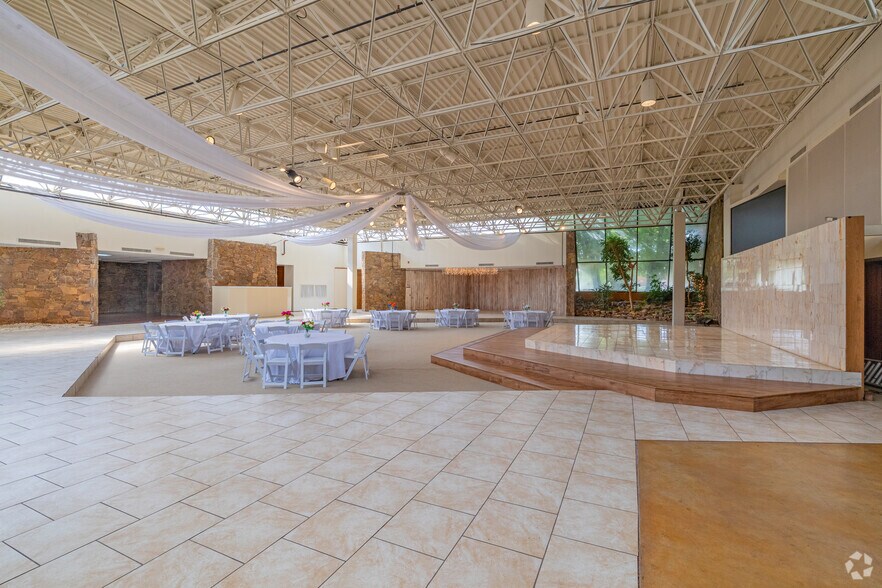 More Photos Of 6009 NW Expressway St, Oklahoma City Specialty For Sale