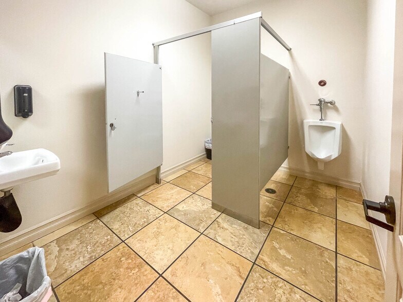 More Photos Of 2198 NE Stephens St, Roseburg Medical For Sale