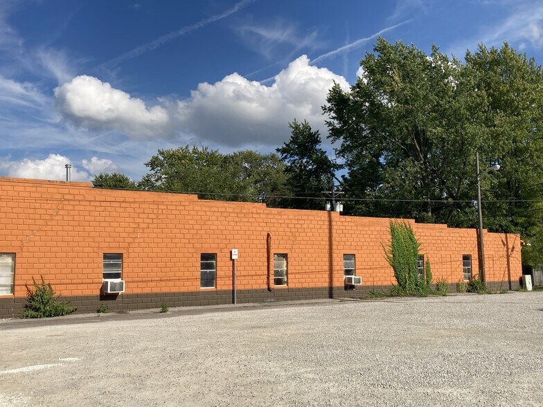 More Photos Of 65 E Pierce St, Whitestown Warehouse For Lease