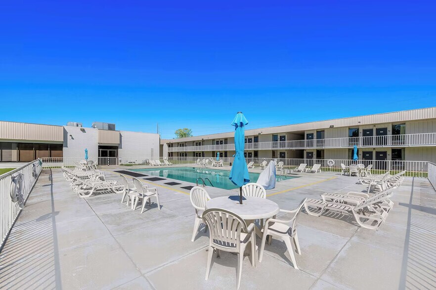 More Photos Of 2031 Military St S, Hamilton Hotel For Sale