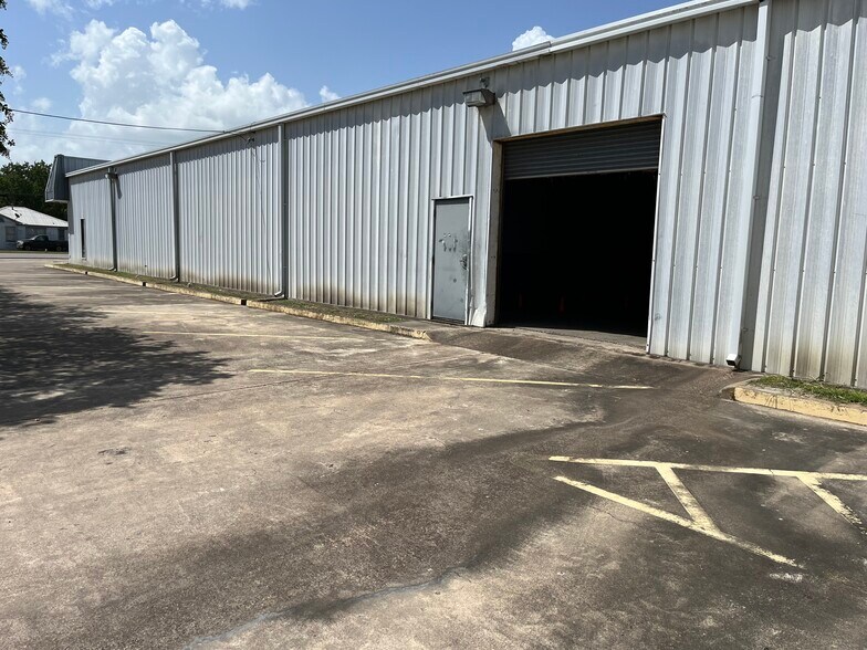 More Photos Of 107 E Austin St, Port Lavaca Distribution For Sale