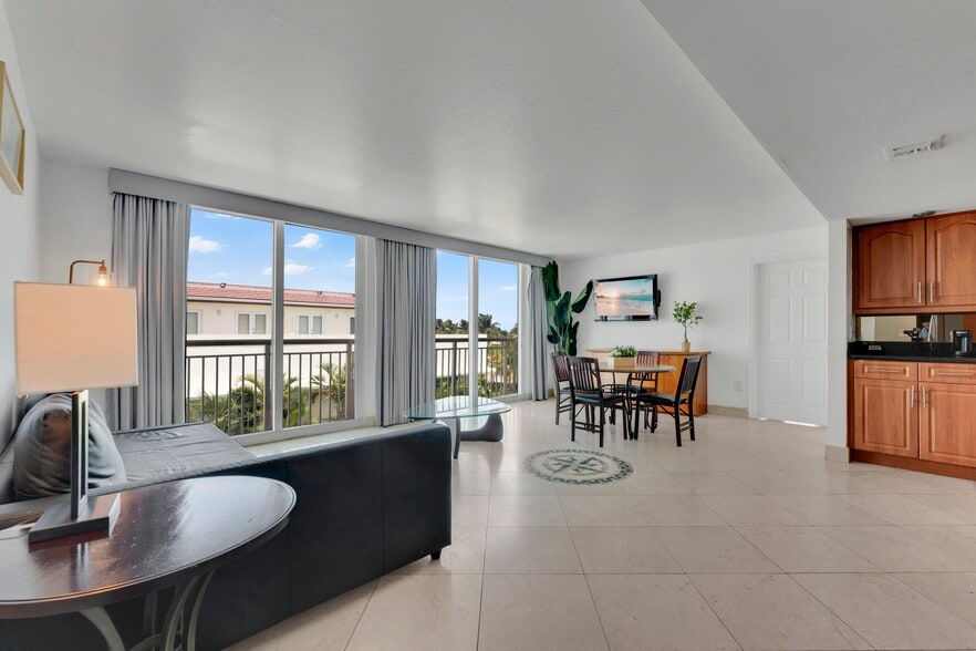 More Photos Of 524 Ocean Dr, Miami Beach Hotel For Sale