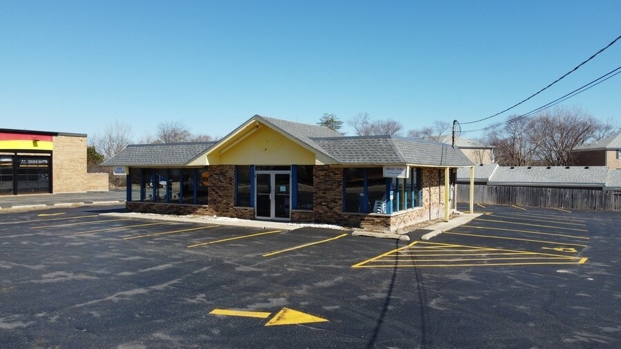 More Photos Of 1124 N Milwaukee Ave, Libertyville General Retail For Lease