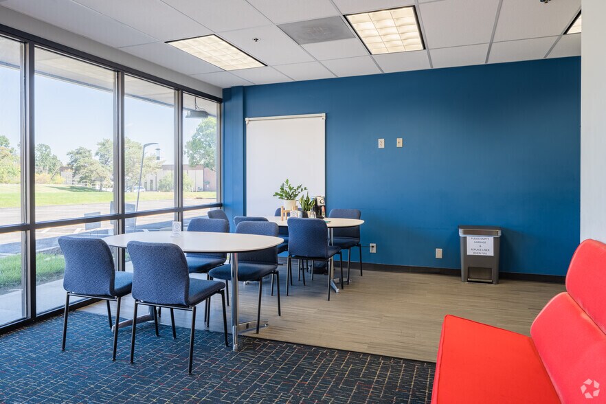 More Photos Of 9355-9375 Dielman Industrial Dr, Olivette Showroom For Lease