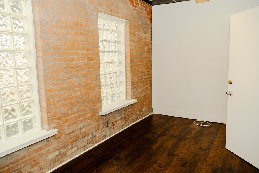 More Photos Of 4422 Live Oak St, Dallas Freestanding For Lease