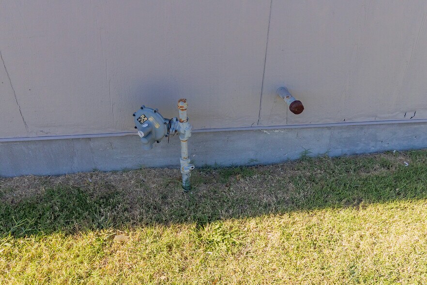 More Photos Of 1627 S Hillside St, Wichita Freestanding For Sale