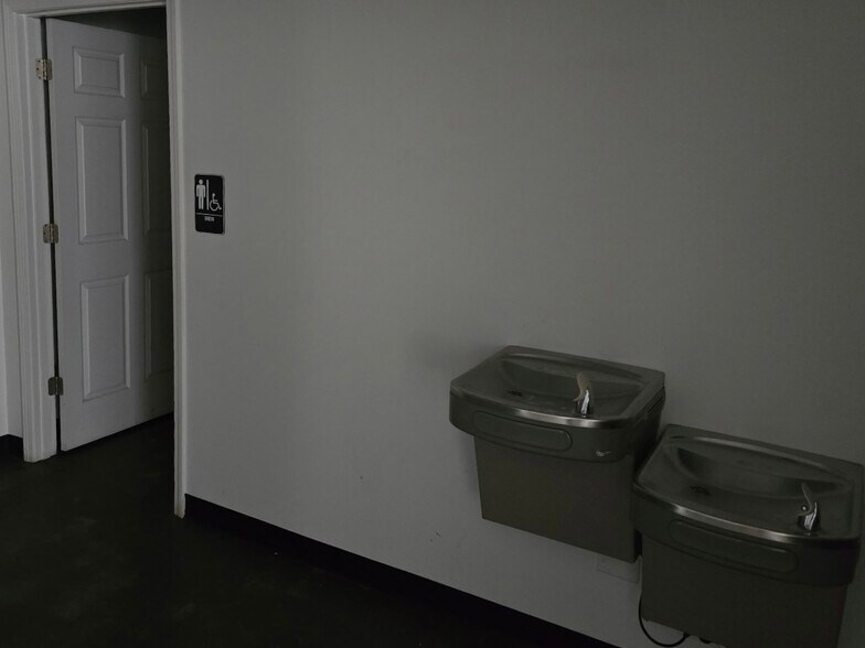 More Photos Of 930-940 SW 70 Hwy, Hickory Storefront For Lease