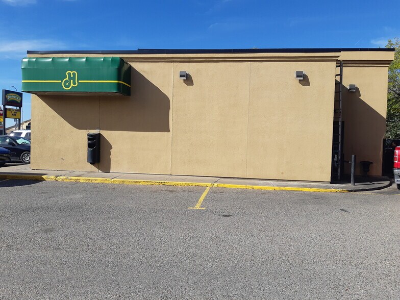 More Photos Of 205 Scenic Dr S, Lethbridge Restaurant For Sale