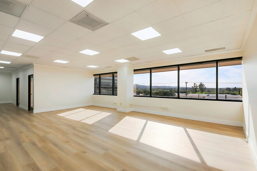 More Photos Of 5900 Sepulveda Blvd, Van Nuys Office For Sale