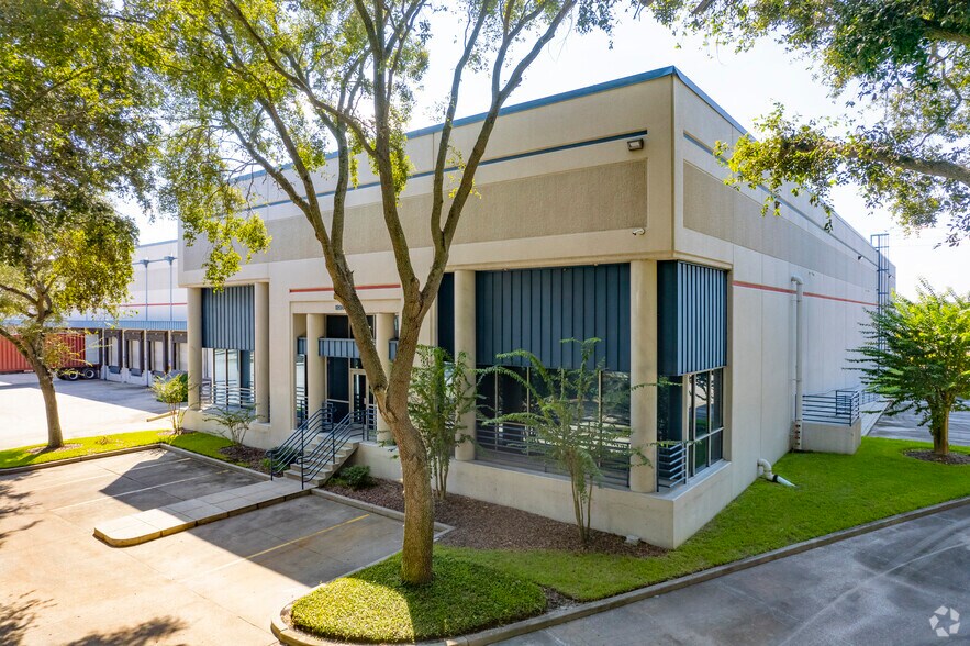 More Photos Of 1206 N Us Hwy 301, Tampa Warehouse For Lease