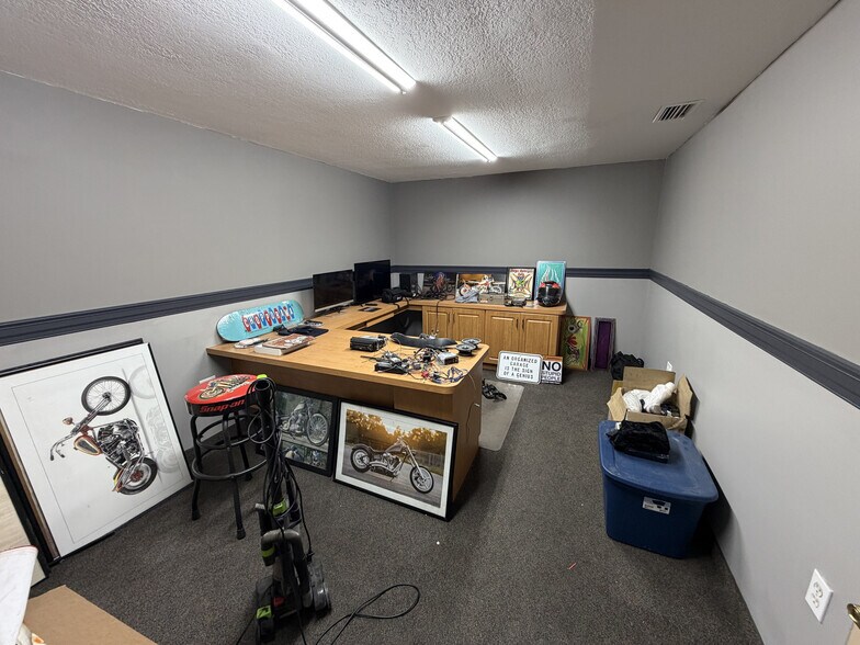 More Photos Of 15921 N Florida Ave, Lutz Warehouse For Lease