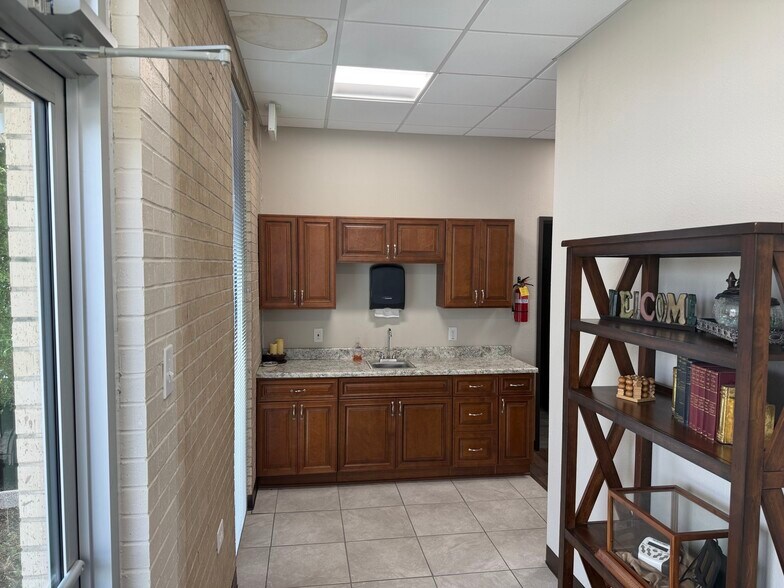 More Photos Of 1000 Pamela Dr, Euless Industrial For Sale