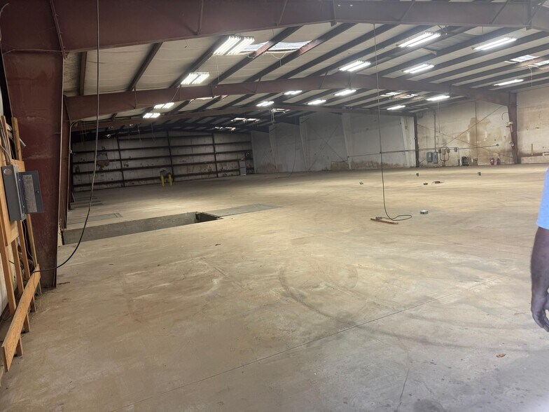 More Photos Of 4006 W Crest Ave, Tampa Industrial For Lease