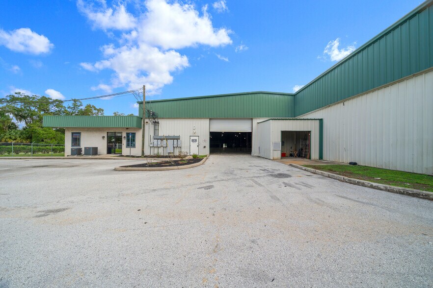 More Photos Of 1056 NE 16th St, Ocala Industrial For Lease