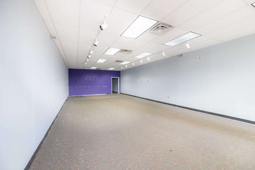 More Photos Of 26842-27000 Telegraph Rd, Flat Rock Storefront For Lease