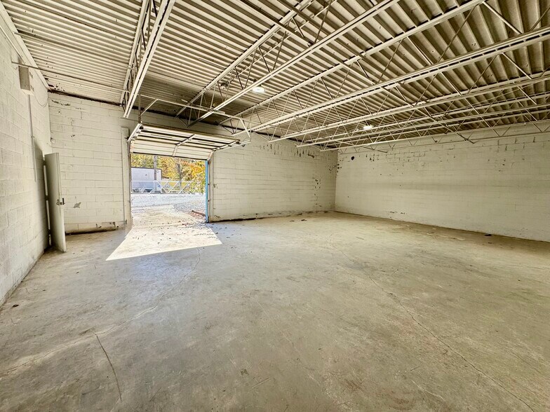 More Photos Of 6190 Old Mendenhall Rd, High Point Warehouse For Lease