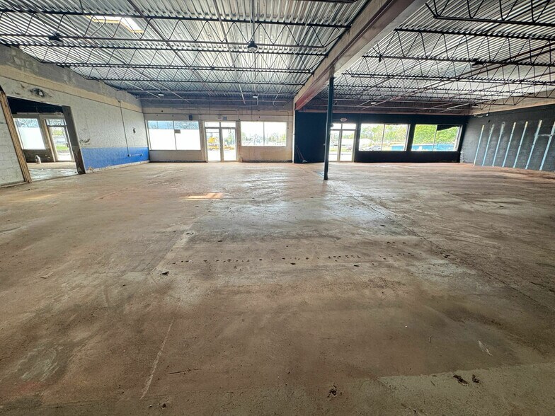 More Photos Of 5074 Douglas Rd, Toledo Storefront For Sale