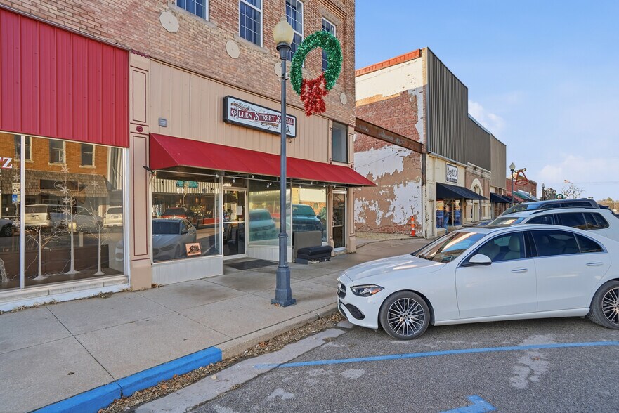 More Photos Of 103 N Allen St, Centralia General Retail For Sale