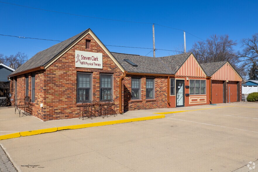 More Photos Of 324 1st St, Des Moines General Retail For Sale