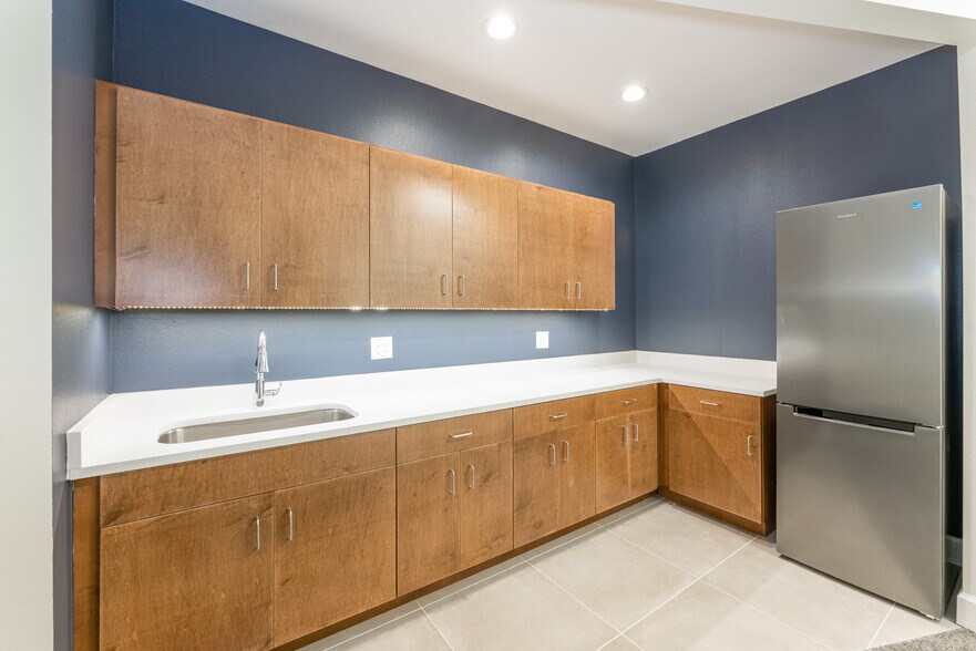 More Photos Of 1800 2nd St, Sarasota Office Residential For Lease