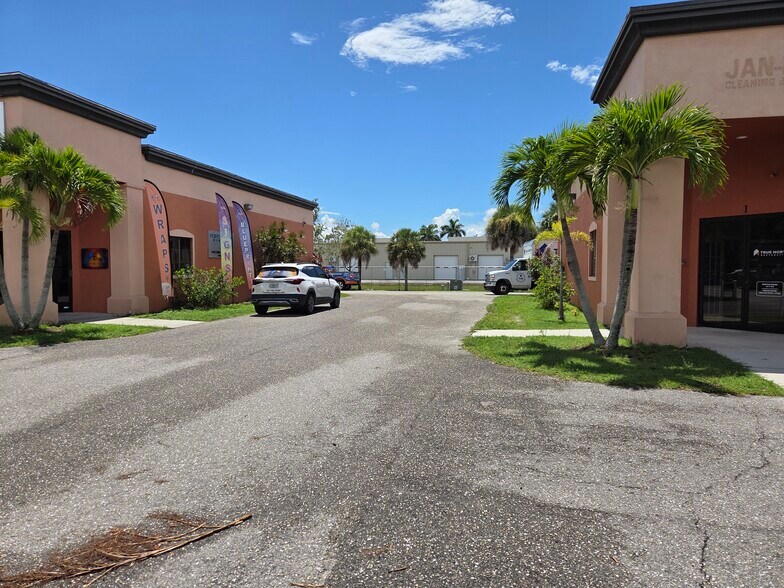 More Photos Of 6391 Corporate Park Cir, Fort Myers Light Distribution For Lease