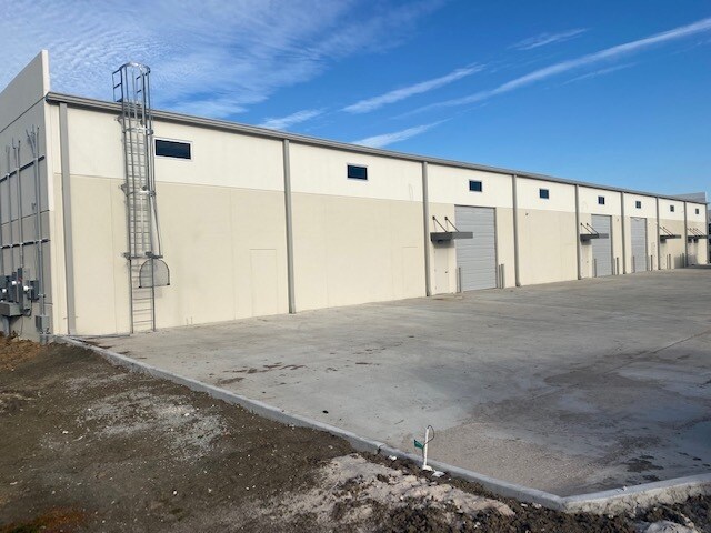 More Photos Of 410 Genesis Blvd, Webster Flex For Lease