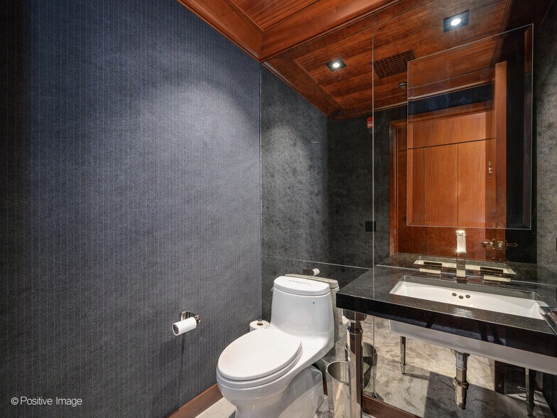 More Photos Of 610-642 Anthony Trl, Northbrook Light Distribution For Sale