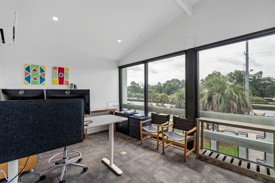 More Photos Of 816 Johnnie Dodds Blvd, Mount Pleasant Office For Lease