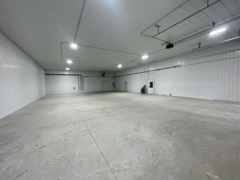 More Photos Of 8215 Taney Pl, Merrillville Warehouse For Lease