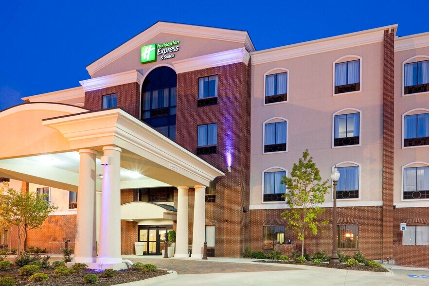 More Photos Of 601 N Sonoma Trl, Ennis Hotel For Sale