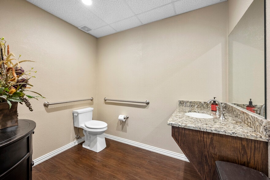 More Photos Of 2313 Roosevelt Dr, Dwg Office For Sale