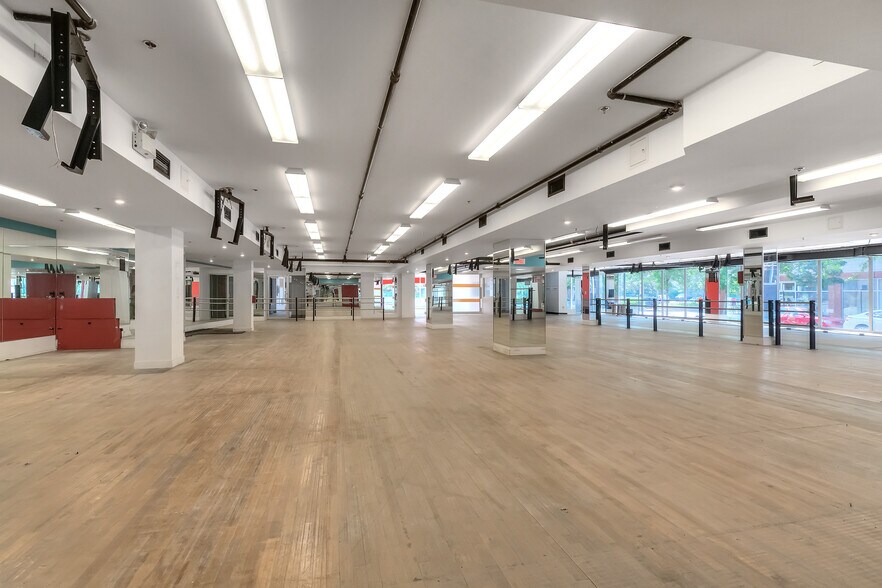 More Photos Of 7345 Boul Saint-Laurent, Montréal Storefront Retail Residential For Sale