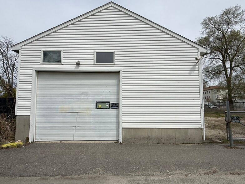 More Photos Of 44 Ellsworth St, Worcester Light Distribution For Sale