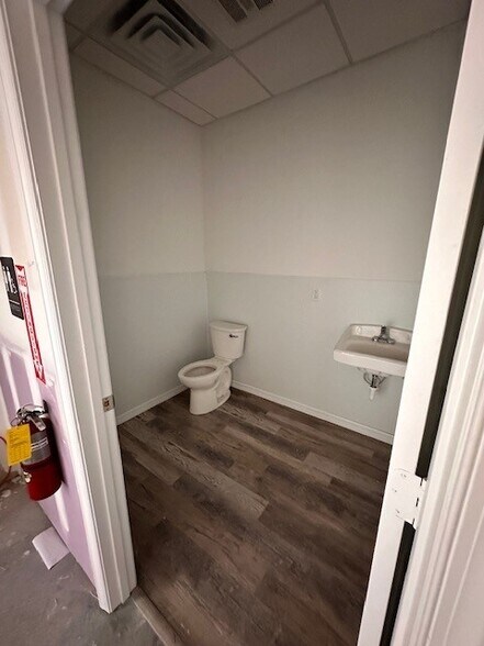 More Photos Of 205 Coastal Ln, West Melbourne Warehouse For Lease