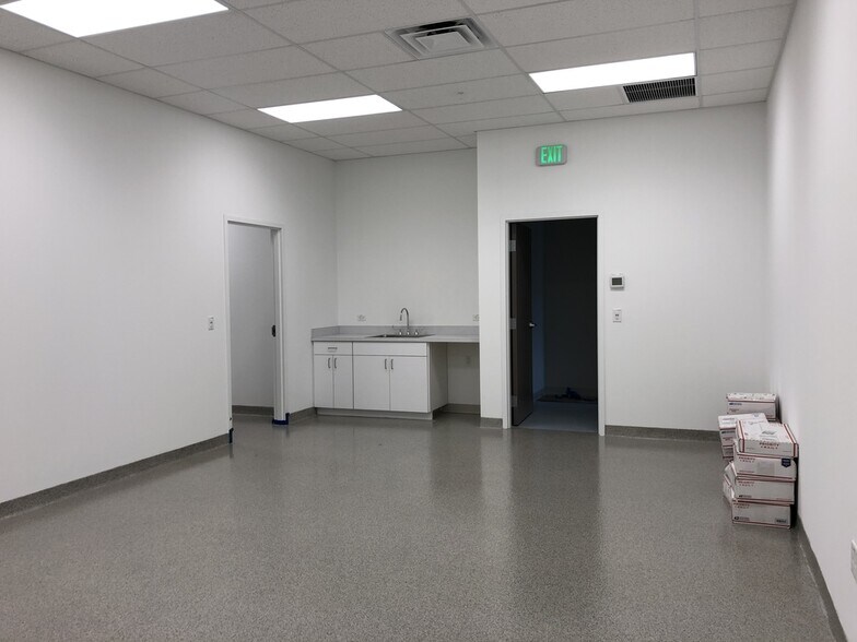 More Photos Of 3135 Lakewood Ranch Blvd, Bradenton Warehouse For Lease