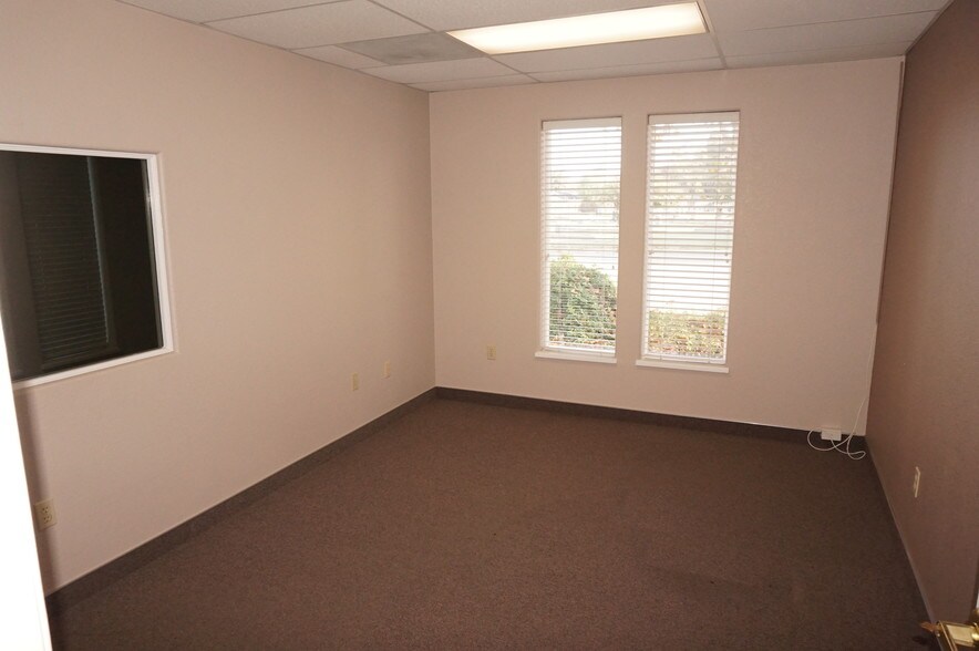 More Photos Of 538 S 5th Ave, Oakdale Light Distribution For Sale