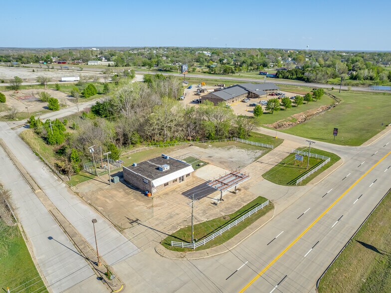 More Photos Of 1221 N 8th Ave, Stroud Convenience Store For Sale