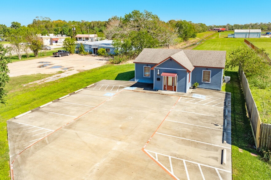 More Photos Of 1228 E Mulberry St, Angleton Bar For Sale