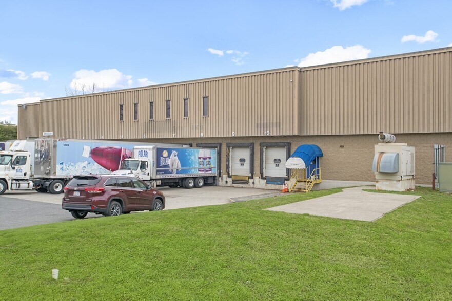 More Photos Of 570 Cottage St, Springfield Warehouse For Lease