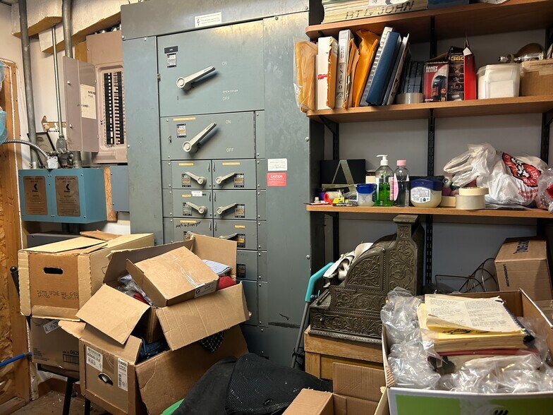 More Photos Of 1110 E 4th St, Ainsworth Restaurant For Sale