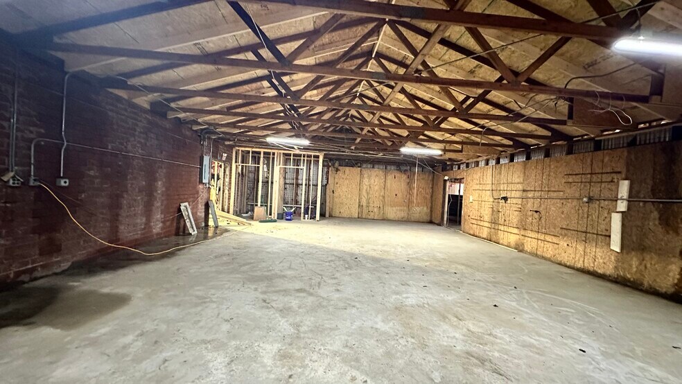 More Photos Of 300 Guthrie St, Graham Warehouse For Sale