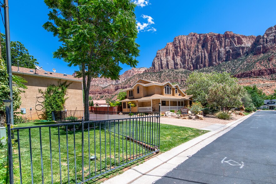 More Photos Of 29 Canyon View Dr, Springdale Hospitality For Sale