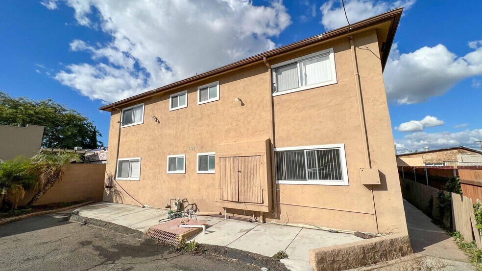 More Photos Of 1121 E 6th St, National City Apartments For Sale