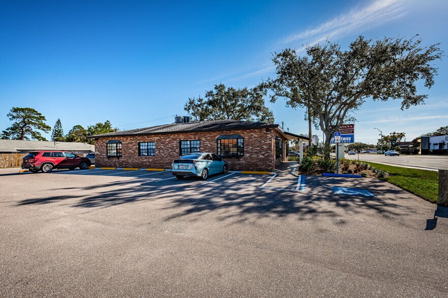 More Photos Of 5001 4th St N, Saint Petersburg Office For Lease