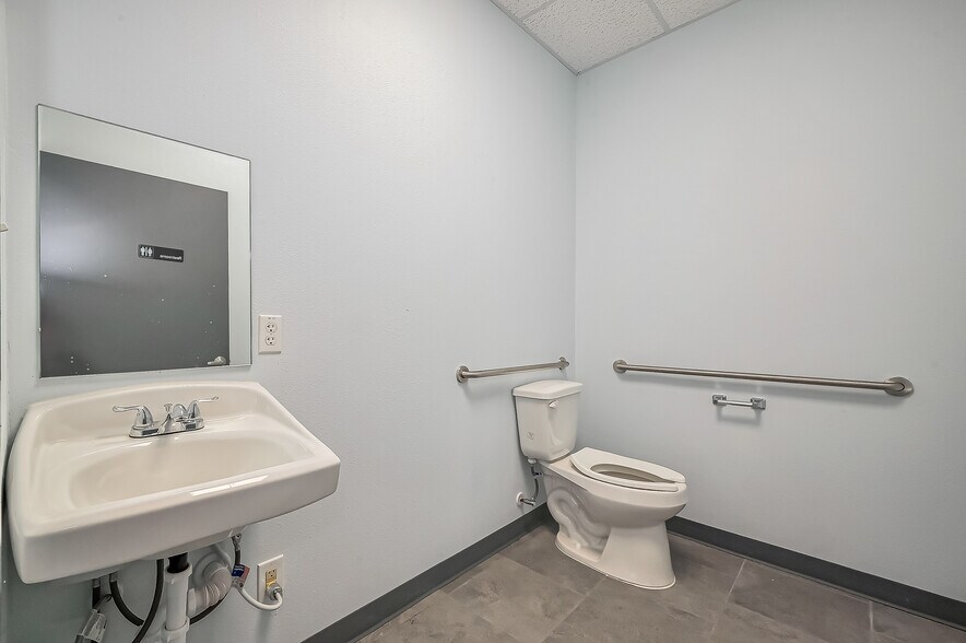 More Photos Of 12708 Jebbia Ln, Stafford Warehouse For Lease