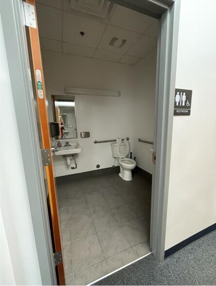 More Photos Of 615 McGee Rd, Anderson Showroom For Lease