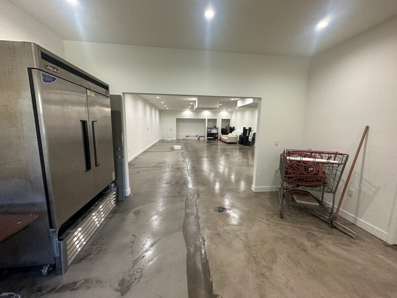 More Photos Of 11506 Oxnard St, North Hollywood Bar For Lease